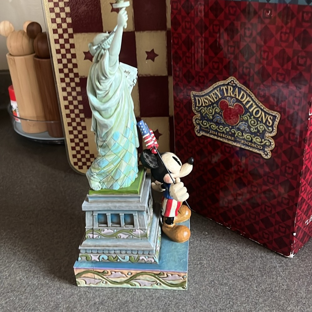 Jim Shore and Enesco Disney Traditions “Liberty and Justice for All”. - Picture 4 of 5